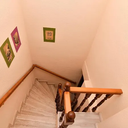Green Door Gracia 民宿